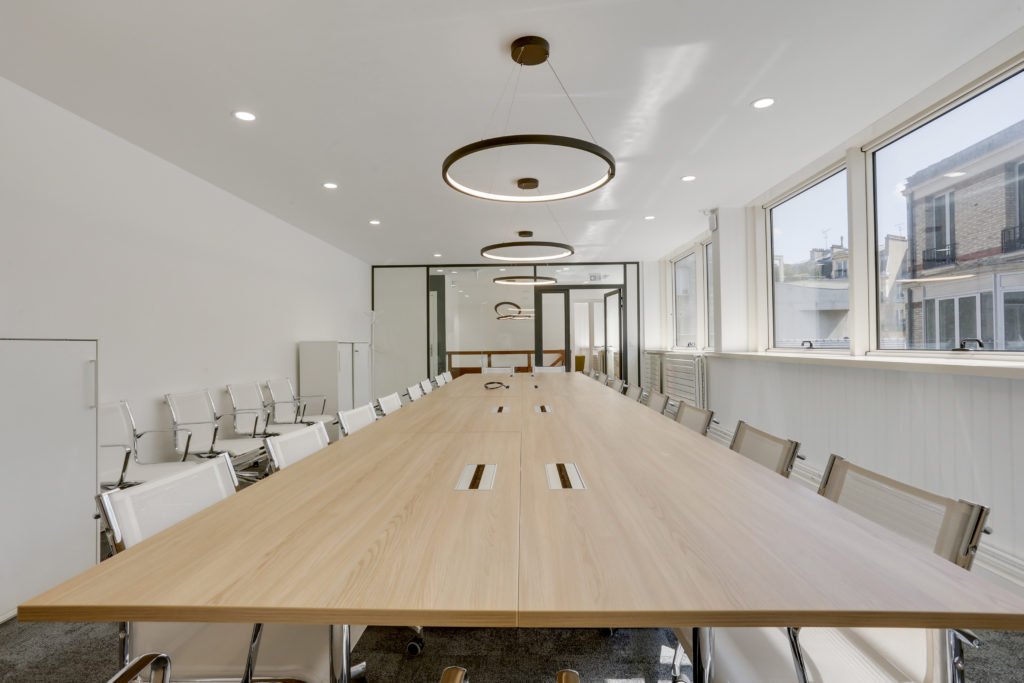 Salle de réunion modulable avec tables rabattables de chez HOWE.
